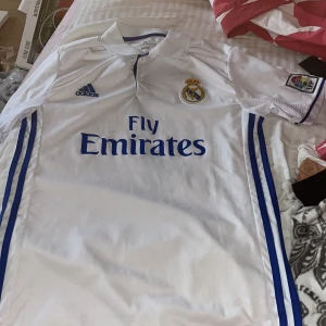 Real madrid 16/17 tröja - Använd några gånger men annars bra skick. Står Ronaldo på ryggen.  Är storlek M. 