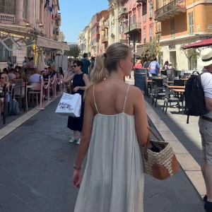 Ljusgrön långklänning - Säljer min ljusgröna klänning från ginatricot som aldrig är använd med lappen kvar. (Bilderna visar samma klänning jag har i annan storlek) 