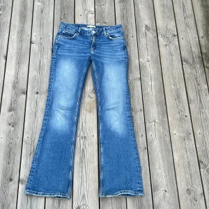 Gina Tricot Young Jeans - Säljer dessa jeansen från Gina Young då det är för små💕 De har används ganska mycket så det har lite defekter. Defekterna ser man på bild 3 (slitage på slutet av jeansen) samt bild 4 (liten fläck). Och så är även ena knappen som man spänner med borta