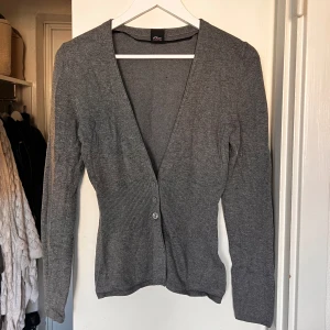 Mörkgrå kofta/topp - FÖR fin långärmad topp jag köpte på vinted som tyvärr är alldeles för stor för mig 💔 Den är väldigt stretchig så skulle säga att den passar både 36-38, kanske tillochmed 40! Jag älskar att ha sånna här toppar bak & fram, tips tips tips 💌