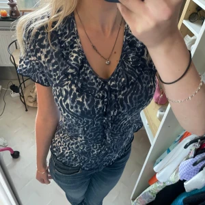 Blå leopard blus  - Oanvänd jätte fin kortärmad leopard blus! Trots att tröjan på lappen anger storlek L så hade jag absolut beskrivit den mer som en storlek S.