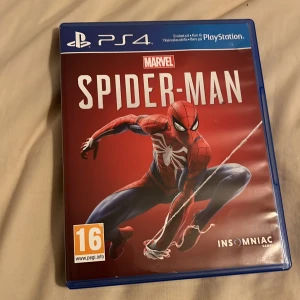 Upplev Äventyret med Spider-Man! - Välkommen till en av de mest spännande spelupplevelserna någonsin! Spider-Man erbjuder dig möjligheten att ta på dig dräkten och svinga dig genom New Yorks gator med otrolig smidighet och stil. Spelet, utvecklat av Insomniac Games,