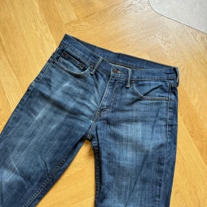 Levi’s 511 strl. 32/32 - Levi’s jeans modell 511 i gott skick.     Benlängd: 103 cm, Innerbenslängd: 78 cm, Midja: 85 cm