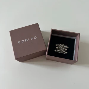 Edblad ring - Säljer min Edblad-ring då den är för liten i storleken. Ringen är inköpt på Åhléns i Göteborg, storlek xs, knappt använd och i nyskick.     Du som köpare står för frakten. 