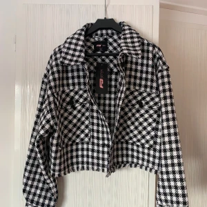 Jacka - Rutig jacka från newyorker i storlek L men passar mig som brukar ha xs. Aldrig använd o prislappen kvar