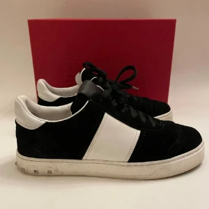 Valentino Flycrew - Hej säljer nu mina super snygga Valentino Flycrew. Skorna är i storlek 38,5. Nypris på dessa ligger på 7000kr och de tillverkas inte längre! Två nitar saknas men annars är de i topp skick. Box, Extra skosnören och dustbag medföljer! Hör av er!