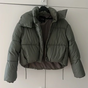 Grön jacka från Zara - Knappt använd, så snygg grön färg, med luva i storlek M, från Zara.💚
