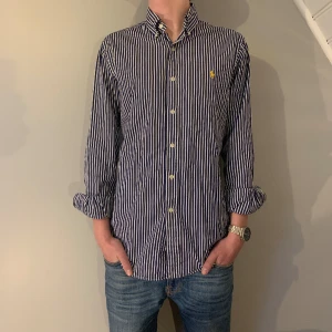 Ralph lauren skjorta | blå, vit - Säljer nu en riktigt go Ralph lauren skjorta | Blå och vit randig | Stl: S men passar även M lite tightare | Skick 8/10 | Mitt pris 199kr | Grabben på bilden är 178 cm lång | Hör av dig om det är någonting du undrar!