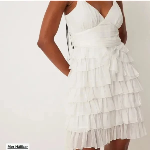 Volang klänning  - Säljer denna fina klänningen från nakd , säljes för den va för liten 