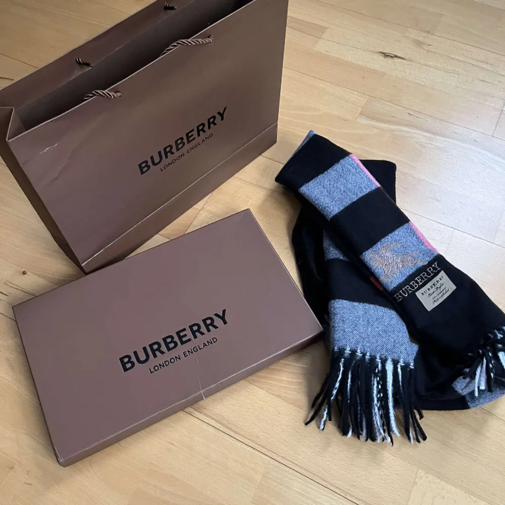 Helt ny burberry halsduk som är köpt i london i november förra året helt oanvänd box och påse tillkommer Fraktar runt hela Sverige kan gå ner i pris vid snabb affär. Dm för frågor!!. Accessoarer.