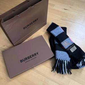 Helt ny burberry halsduk som är köpt i london i november förra året helt oanvänd box och påse tillkommer Fraktar runt hela Sverige kan gå ner i pris vid snabb affär. Dm för frågor!!