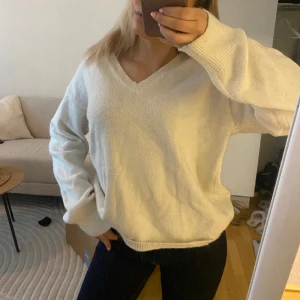 Stickad vit tröja  - En super skön och snygg stickad tröja! Säljer då den ej kommer till användning , som Ny! Pris kan diskuteras 