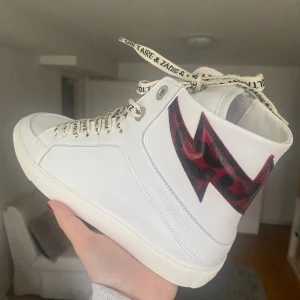 Zadig skor - Säljer mina helt oanvända Zadig sneakers eftersom jag tyvärr inte har fått någon användning för de💕 skriv för fler bilder! De ligger kvar i kartongen med dustbag också! Priset kan diskuteras om det blir en snabb affär!!