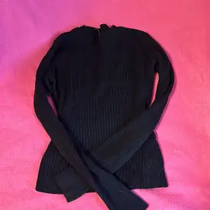 En långärmad svart tröja <3 sitter rätt tajt 
