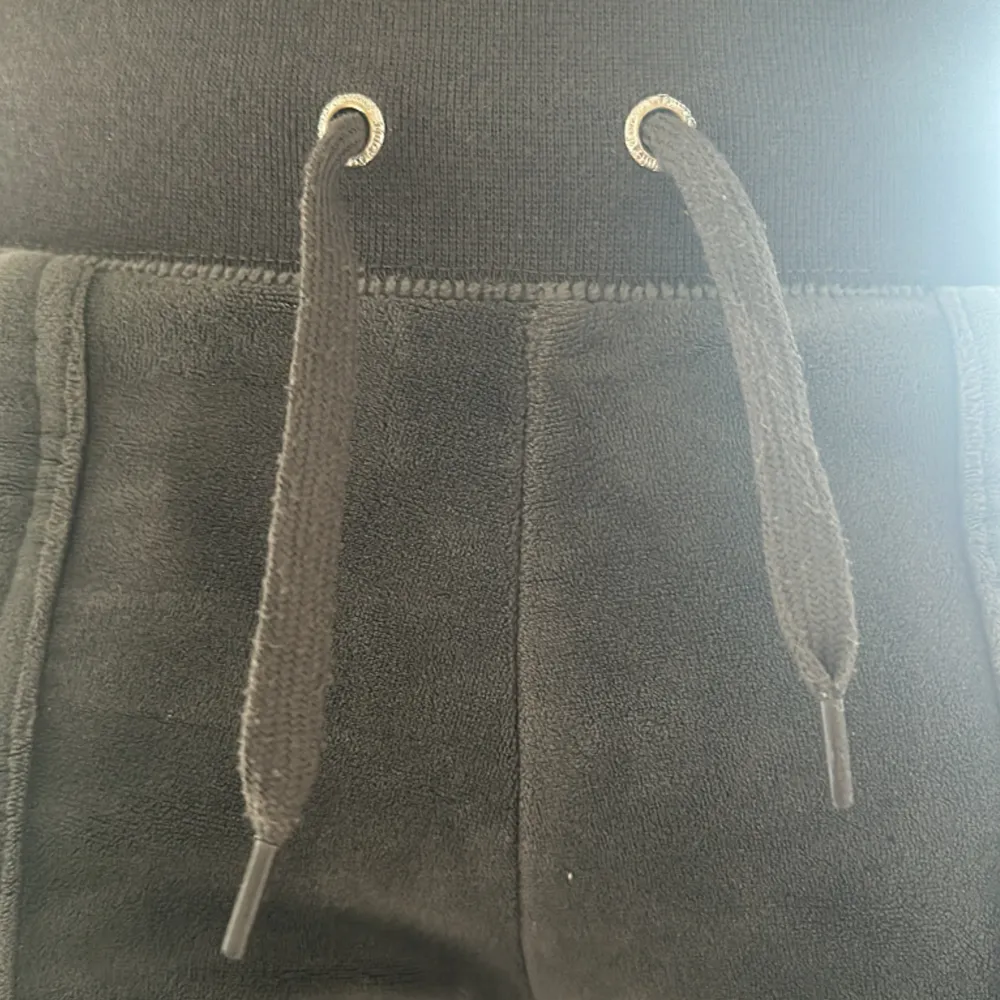 Ett par gråa Juciy Couture byxor!💓 Tyvär har det silvriga på snörena försvunnit men det är inget man tänker på!!!. Jeans & Byxor.