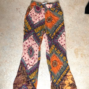 Byxor från Zara - Supersnygga och sköna byxor i bohemisk stil från Zara!  Strl XS/S Köparen står för eventuell frakt. Kan mötas upp i centrala Sthlm eller handen 