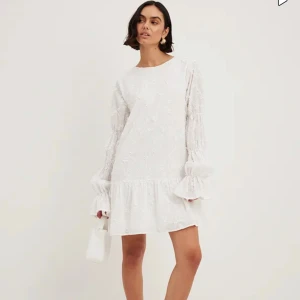 Studentklänning Na-kd  - Superfin studentklänning från Nakd som är helt slutsåld. Klänningen är i nyskick. Pris kan diskuteras, köparen står för frakt. Vid flera intresserade kom med bud!