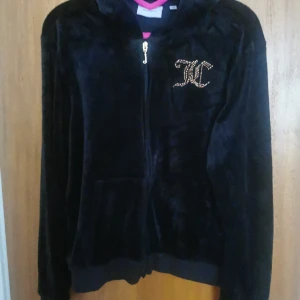 Juicy couture  - Hej! Jag vill sälja min fina huvtröja, märket Juicy couture, köpt förra året. Den är strl 15/16 år, som motsvarar strl S (38). Tröjan är nästan som ny, använd få gånger. Det går även bra att hämta!!