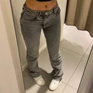 Gråa flare jeans med midwaist men sitter mer som low waist på mig🤍