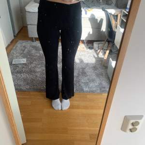 Säljer mina yoga pants från lager 157 då dom är för korta. Dom är knappt använda och är i väldigt fint skick. 