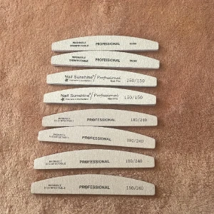 Nagel filar - Säljer nagel filar i 80/80 grit, 150/150 grit och 180/240 grit. Alla är oanvända. En för fem alla för trettio.