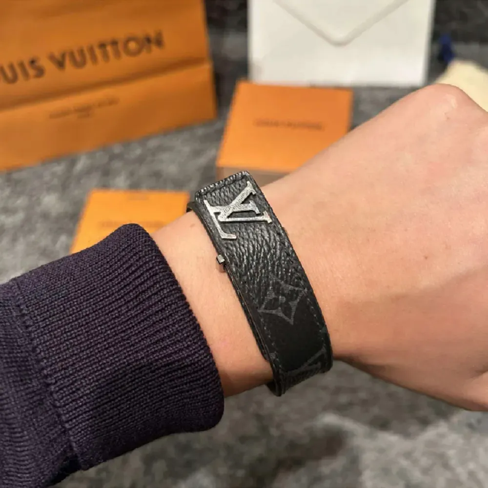 Tjena säljer just nu mitt lv armband för ett väldigt bra pris. Självklart äkta men har haft på mig armbandet men där emot tappat bort alla OG delar som låda kvitto informations papper under en flytt och där med säljer för ett väldigt billigt pris🥂🙌. Accessoarer.