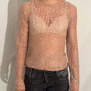 Ljusrosa långärmad spetstopp  - Ljusrosa långärmad spetstopp. Längre i modellen. Materialet har ganska mycket stretch. Passar XS-M. 💕💕