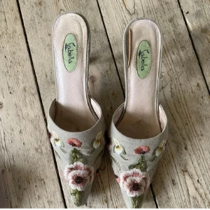 Klackar - Små klackar, super söta blombrodderier med pärlor, köpta på plick, passar mig som har 38