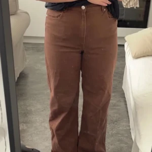 Bruna jeans  - Säljer dessa bruna jeans då som e för stora för mig. Jättefina i nyskick. Storlek 44
