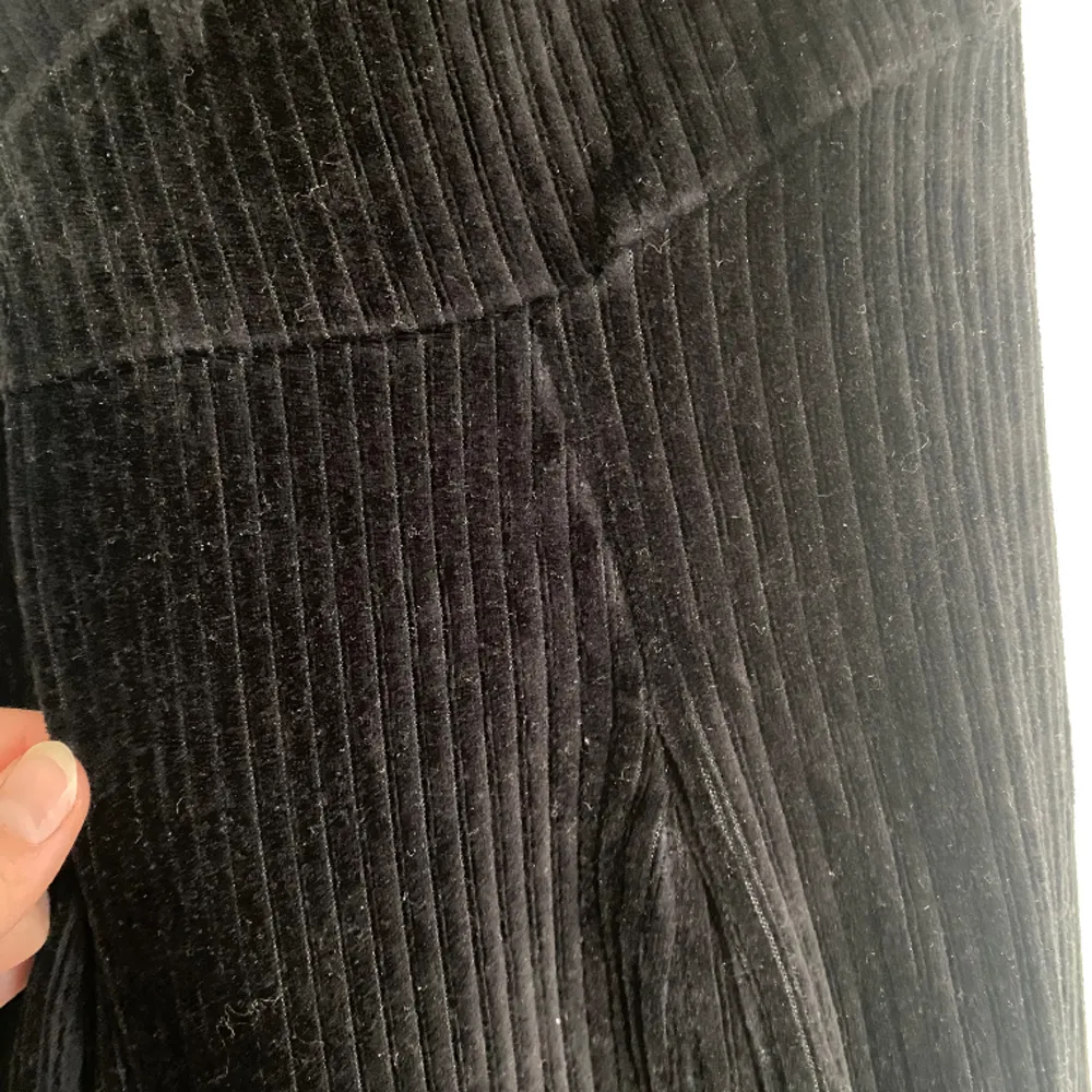 Svarta hängslebyxor, lite manchesterkänsla. Är ursprungligen från asos och storlek 34.. Jeans & Byxor.