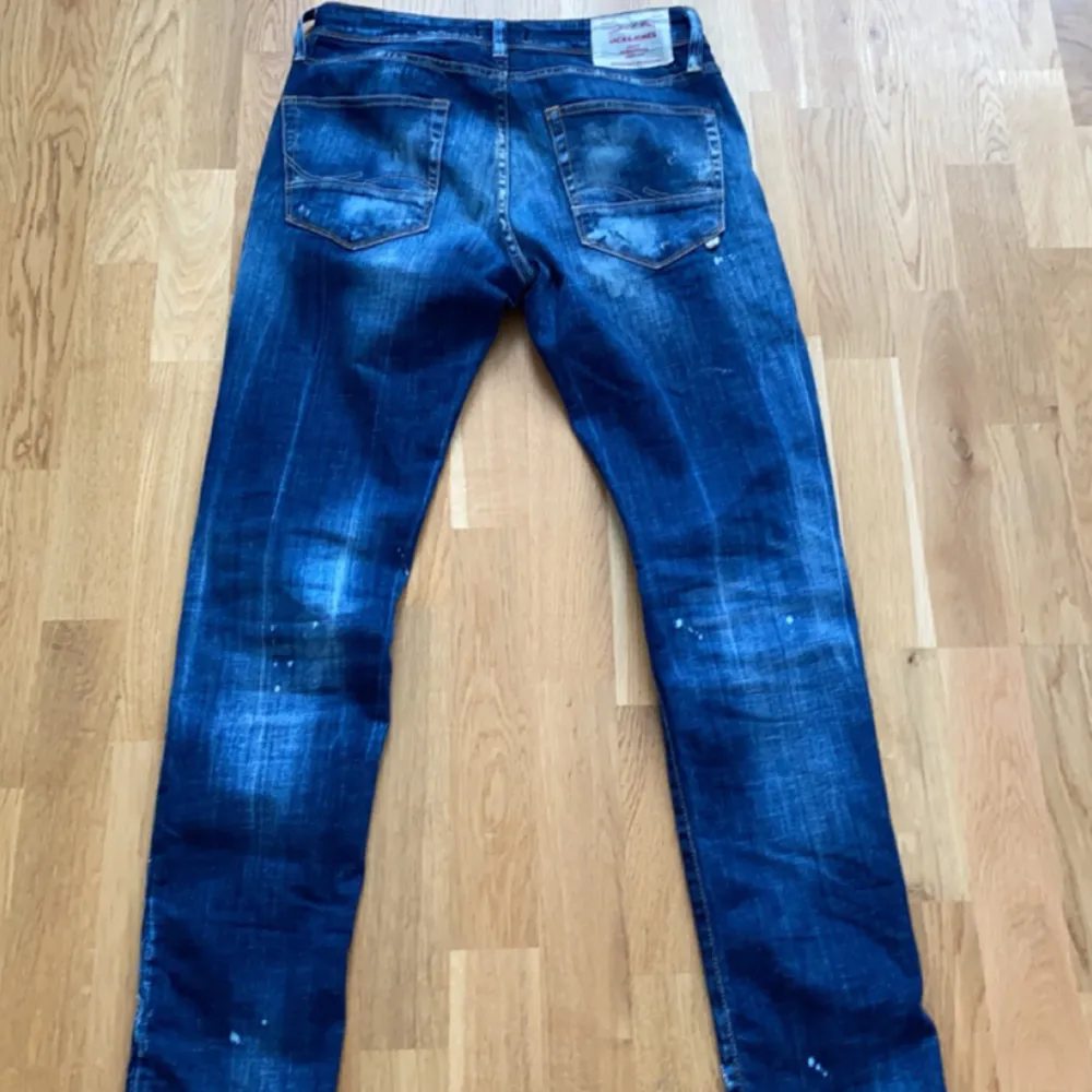 Snygga jeans ifrån jack and jones med snygga slitningar och detaljer, slimfit passform.. Jeans & Byxor.
