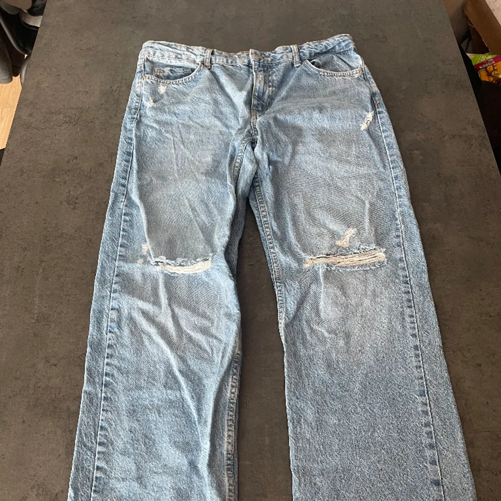 Fina mid waist jeans från zara, använd få gånger . Jeans & Byxor.
