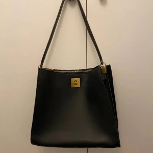 Zara väska - Svart väska från Zara med gulddetaljer. Använd fåtal gånger