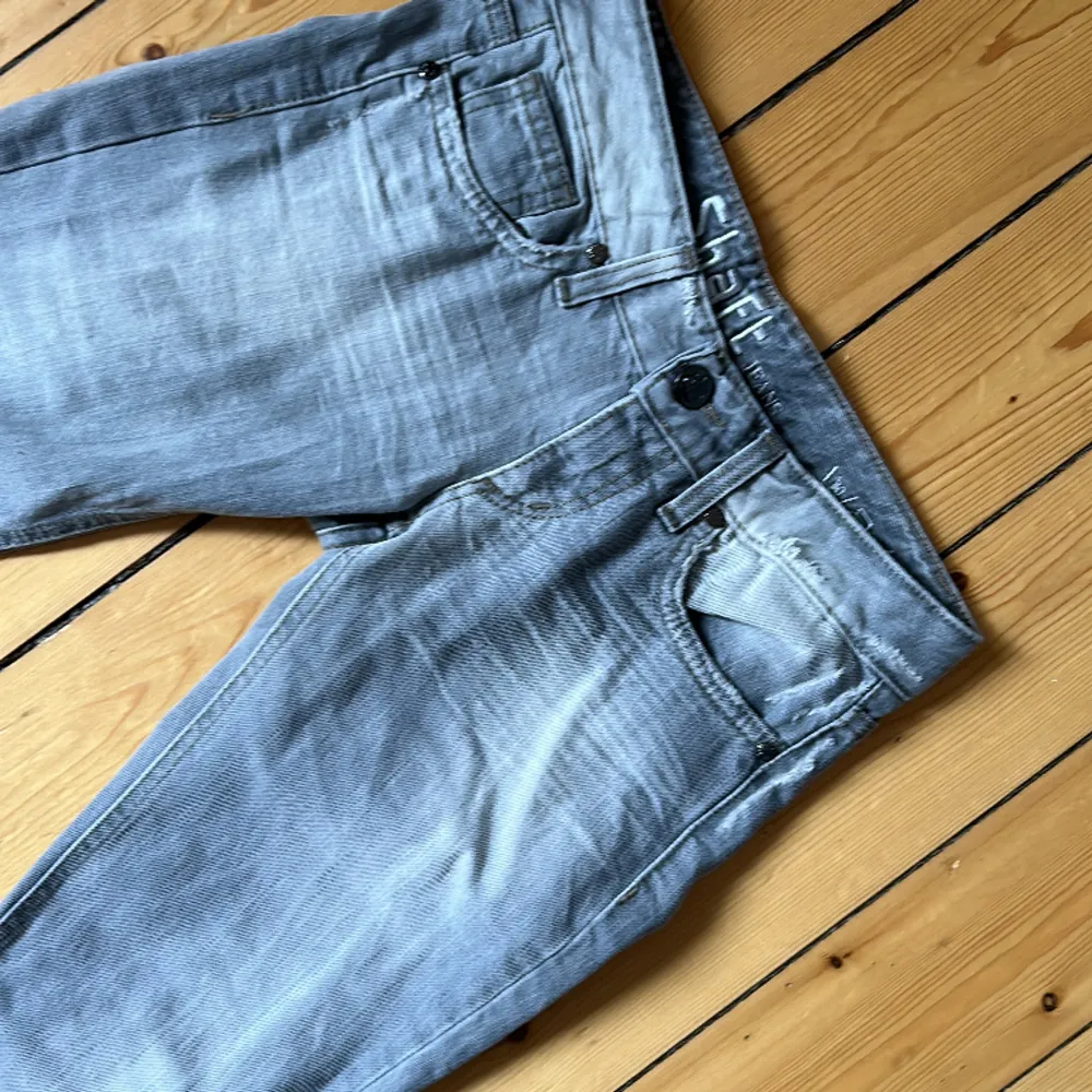 Jättesnygga helt oanvända grå jeans från Shaft. Jättesnygga fickor. Storlek W25. . Jeans & Byxor.