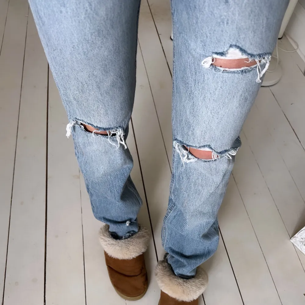 Zara straight jeans med hål . Jeans & Byxor.