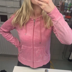 Supermysig velour kofta med luva  - Kofta med luva i fin rosa färg! Bra skick