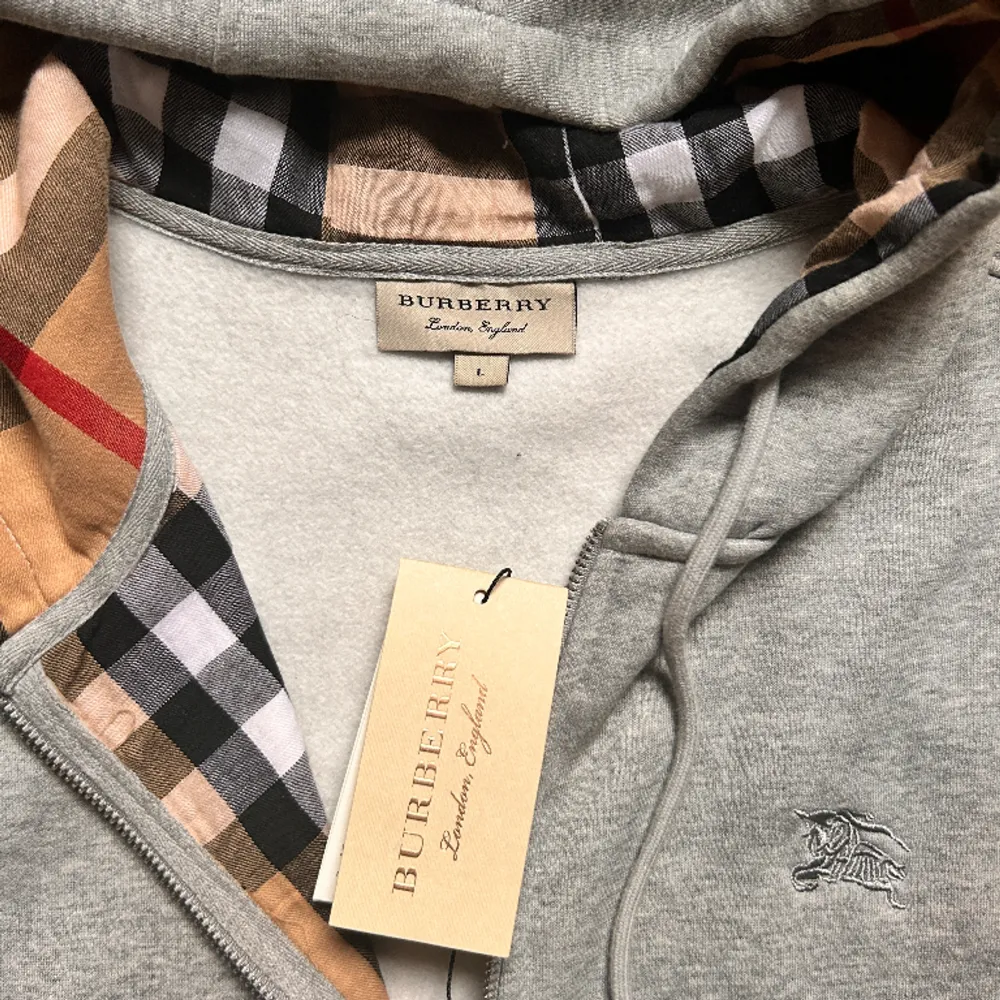 Grå burberry zip up hoddie använd fåtal gånger därför 9/10 annars no flaws. Strlk L men sitter som M. Taggen följer med . Hoodies.