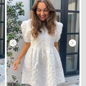 Studentklänning  - Jättesnygg oanvänd studentklänning med prislappen kvar. Storlek XS men är ganska stor i storleken. 