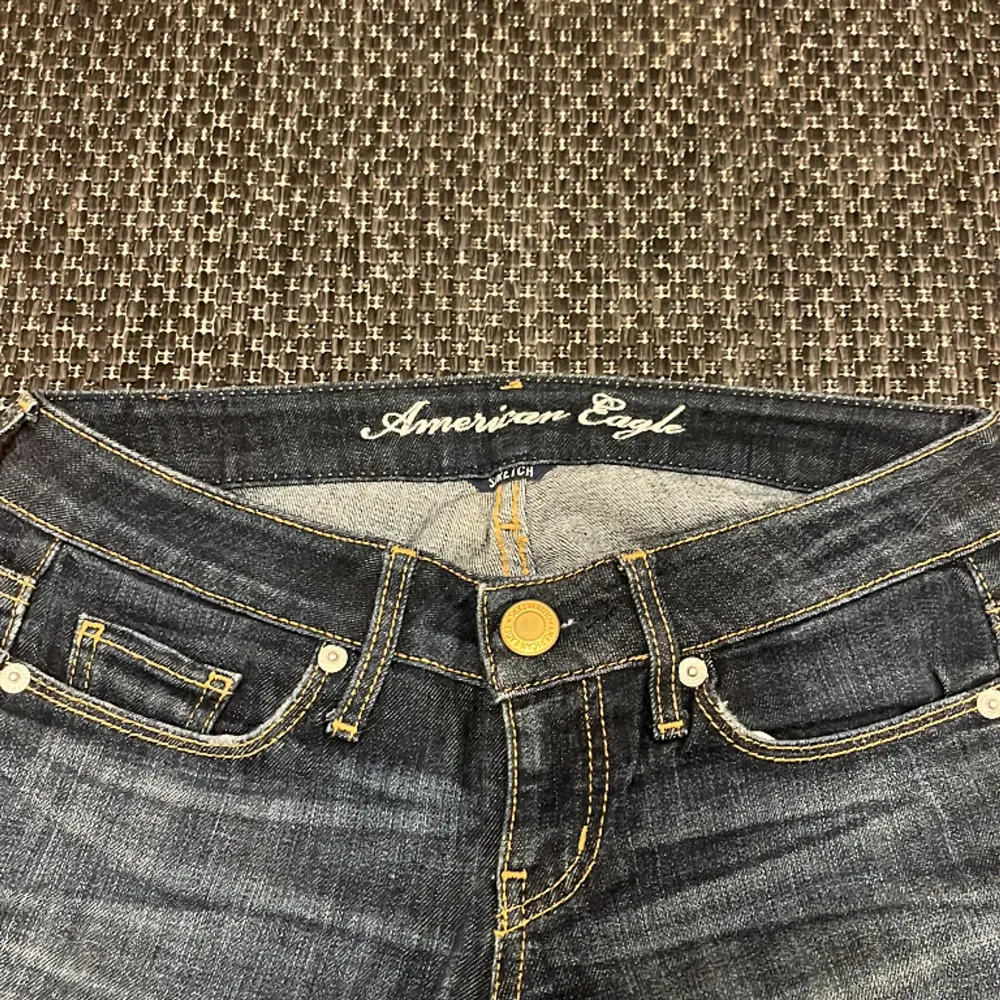 Så fina lågmidjade och stretchiga jeans från american eagle i superfint skick!. Jeans & Byxor.