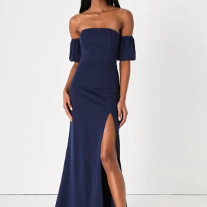 Balklänning mörkblå  - Otroligt fin balklänning som jag faktiskt inte använda, men glömde lämna tillbaka! Så elegant och vacker modell som framhäver kroppens former❣️Klänningen är i xs men passar mig som även har S och M (stretchiga i materialet) Nypris: runt 1400kr