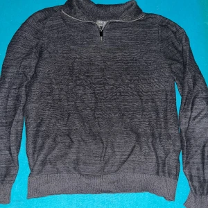 Halfzip - Fet halfzip från primark, använder inte längre, inga defekter. Passa nån runt 170. Skriv om ni vill se fler bilder!