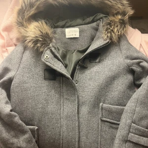 Super fin Zara jacka - Säljer pga att den tyvärr är för liten för mig men tycker verkligen den e jätte fin och hade älskat den om jag kunde ha den😍😭