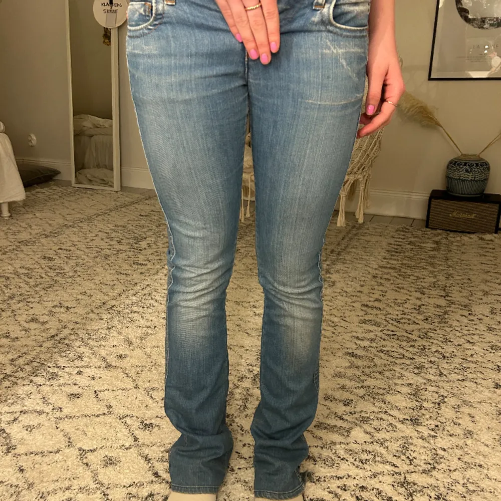 Säljer dessa lågmidjade miss sixty jeans som är super snygga! Kan Inge knäppa dem därav en sådär bild på hur dem ser ut vid midjan, har defekter på baksidan nertill, kom privat för närmare bilder💕. Jeans & Byxor.