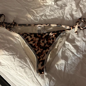 Calvin klein becini  - Hej jag säljer min ck becini. Den har blivit för liten det är storlek s på båda delarna , skriv för mer bilder ❤️ man kan köpa enskilt också kontakta för inträsse ❤️ köpte överdelen för 500 och underdelen för 250❤️