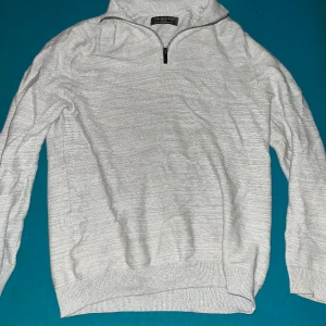 Halfzip - Fet halfzip från primark, använder inte längre, inga defekter. Passa nån runt 170. Skriv om ni vill se fler bilder!