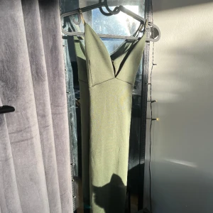 Klänning - Lång klänning, aldrig använd 