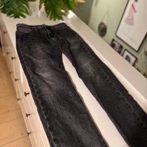 Levis jeans  - Säljer ett par HELT nya Levis 551 jeans Riktigt snygga och passar till det mesta! 