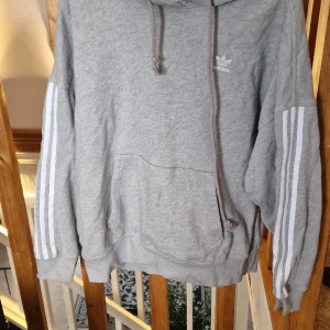 Adidas hoodie  - Fin adidas Hoodie  I bra skick , använd endast 2 gånger Nån liten fläck ( se bild ) som ser ut som typ hårolja fläck men syns knappt kan också gå bort i tvätten Katt finns i hemmet 