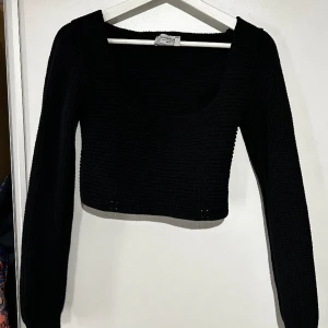 STICKAD TRÖJA - Aldrig använt, köpt med en litet hål i armhålan 1/2 cm stort