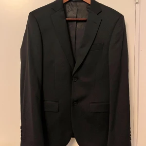 Kostym dressman - Säljer min kostym som jag endast använt en gång, kavaj och byxor ingår. Den är väl omhändertagen och ser ut som nyskick. Storleken på byxorna är 28/30. Hör av dig vid fler frågor 🤝🙌